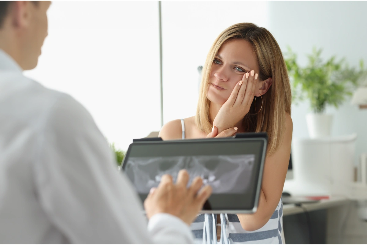 Patient discussing wisdom tooth pain and X-ray results during a wisdom teeth removal consultation